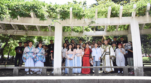 集体不上课去拍戏?实践增强教学效果