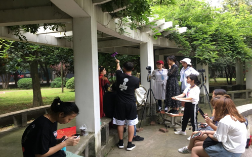 集体不上课去拍戏?实践增强教学效果